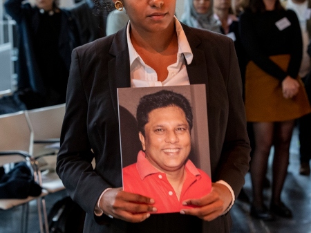 Deltagare håller upp bilder på mördade journalister. Här Lasantha Wickrematunge som mördades i Sri Lanka 2009.
