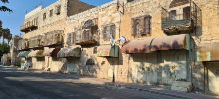 I dessa hus i H2 där det bor palestinska familjer har israelisk militär svetsat igen ytterdörrar. Gallren för fönstren är ett skydd för familjerna mot att föremål ska kastas in.