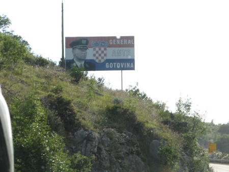 Idolporträtt av Ante Gotovina på vägen mot Dubrovnik.