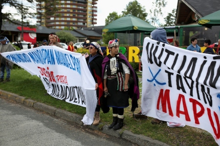 President Gabriel Boric möttes av protester från mapuches när han den 11 november 2022 besökte Villarica-området i Araucanía.