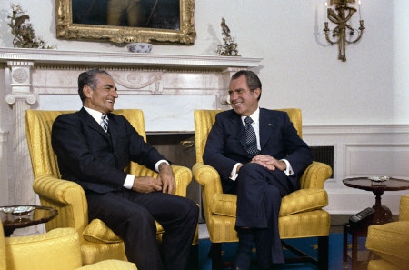 Den 24 juli 1973 tar USA:s president Richard Nixon emot sin gäst, shahen av Iran i Vita huset.