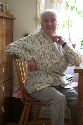 I slutet av 1970-talet tog Brita Grundin tjänstledigt ett år för att ta en tjänst på svenska sekretariatet. Där stannade hon sedan i tolv år fram till pensionen.