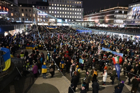 Hundratals personer samlades på Sergels torg på årsdagen av Rysslands fullskaliga invasion av Ukraina.
