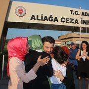 Taner Kılıç, numera hedersordförande i Amnesty Turkiet, lämnade häktet i Izmir den 15 augusti 2018 och möttes av sin familj efter 14 månader i häkte.