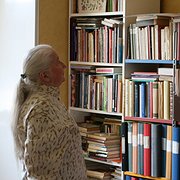 I ett rum har Brita Grundin samlat pärmar och böcker från sina år i Amnesty.