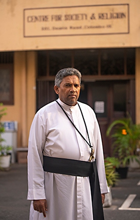 Rohan Silva, katolsk präst som leder organisationen Centre for Society and Religion (CSR) i Colombo.