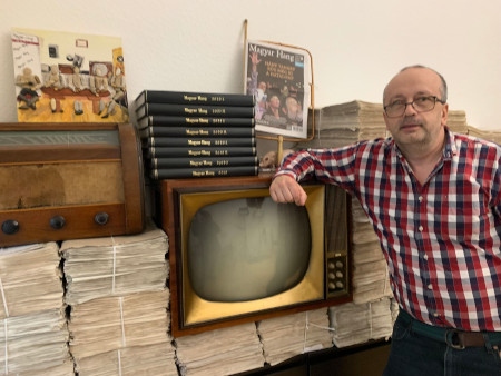Csaba Lukács - chefredaktör för Magyar Hang i sitt kombinerade arkiv, sammanträdesrum och videostudio.