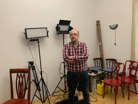 I hörnet av sammanträdesrummet chefredaktör Csaba Lukács med apparaterna som behövs för videoinspelningarna.