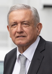 Andrés Manuel López Obrador, allmän kallad AMLO, vann valet 1 juli 2018 och blev president   1 december 2018. Han är en veteran i mexikansk politik och tillhör vänsterrörelsen Morena.