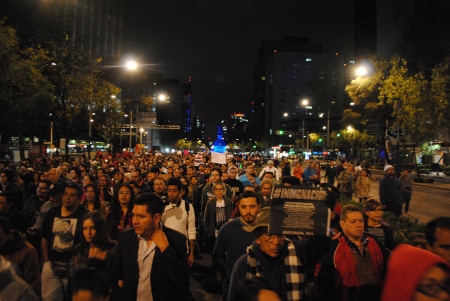 Demonstranter utanför Riksåklagarens kontor i Mexico City kräver i november 2014 att de försvunna studenterna ska återvända hem.
