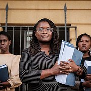 De kenyanska juristerna Valerie Omari, Mercy Mutemi och Damaris Mutemi håller pressmöte sedan de den 14 december 2022 lämnat in en stämning mot Meta i en domstol i Nairobi.