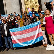 Spaniens jämställdhetsminister Irene Montero firar den 16 februari med hbtqi-aktivister utanför parlamentet i Madrid sedan en ny könstillhörighetslag fått ja.