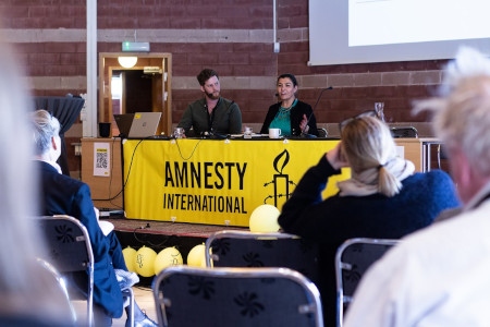 Tomas Hultman från Amnestyfonden samtalar med Horia Mosadiq.