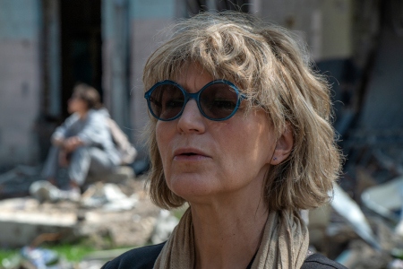 Agnés Callamard, Amnesty Internationals generalsekreterare, kritiseras i utvärderingen för  inlägg på sociala medier i samband med kritiken mot pressmeddelandet. Här besöker hon Borodjanka den 2 maj 2022 där många bostadshus förstörts vid ryska anfall.