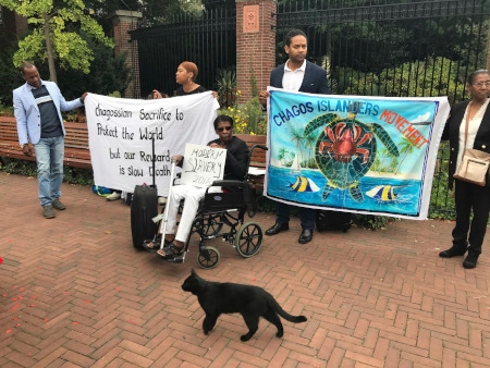 Demonstration utanför internationella domstolen i Haag 2018 där invånare från Chagosöarna kräver rätt att återvända hem.