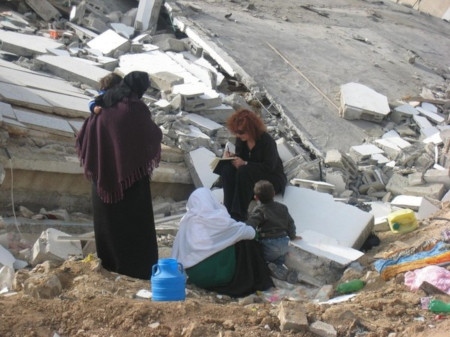 Resultatet av israeliska bombningar i Gaza 2009. Donatella Rovera tar upp vittnesmål.