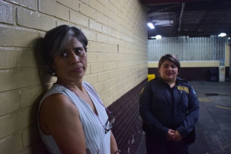Claudia González (till vänster), advokat för Virginia Laparrra, greps i augusti.