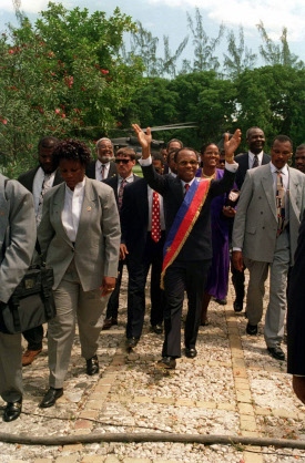 Jean-Bertrand Aristide återvänder i triumf 15 oktober 1994 sedan USA med FN:s stöd invaderat Haiti.