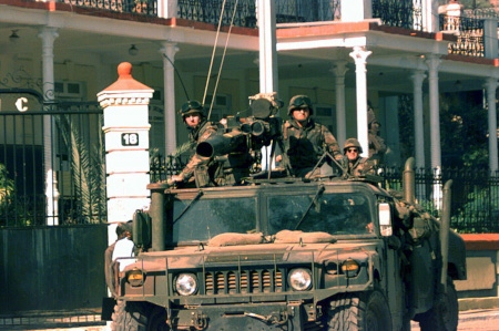 USA:s marinsoldater patrullerar i Port-au-Prince den 9 mars 2004.