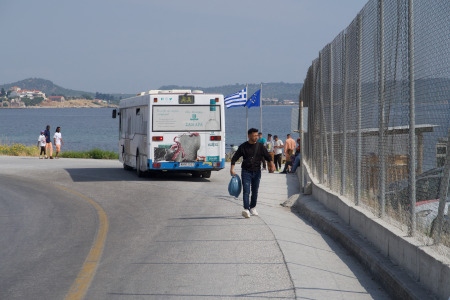 Bussen kommer utanför Kara Tepe för resan till Mytilene.