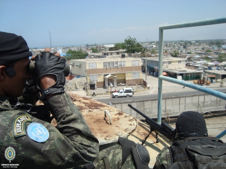 Brasilianska kommandosoldater vid en FN-bas under strider mot gängen i Port-au-Prince 2011.