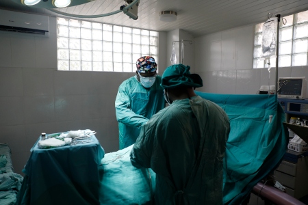 En läkare och en sköterska förbereder en förlossning på Fontaine-sjukhuset.