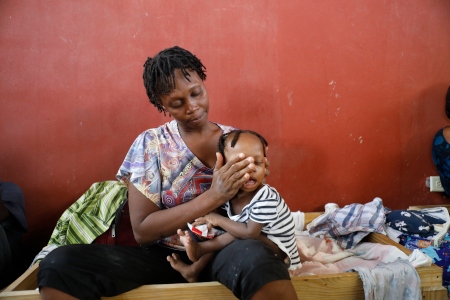 Fyrabarnsmamman Gracia Tele med sin ettårige son i knät.