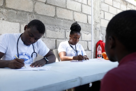 Doktor Jovania Michel och hennes personal tar hand om människor som tvingats lämna sina hem i Tabarre, nära USA:s ambassad i Haiti, på grund av våldet. De tar också emot allt fler som har utsatts för sexuellt våld.