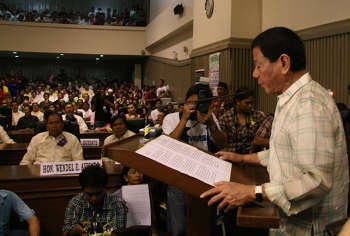 Rodrigo Duterte håller tal i Davao City den 30 juni 2010. Han utreds av ICC för utomrättsliga avrättningar.
