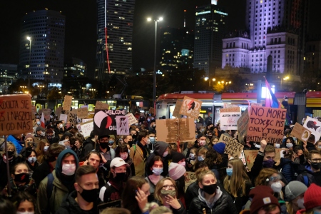 Den 30 oktober 2020 hölls demonstrationer i Polen, som här i Warszawa, mot ytterligare inskränkningar i aborträtten som Konstitutionsdomstolen beslutat om.