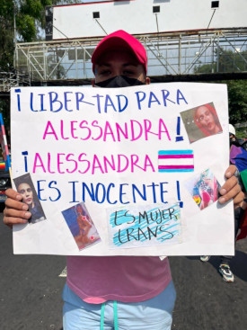 Hbtqi-aktivisten Carlos i samband med en av de protester han genomförde efter att hans syster, transkvinnan Alessandra, greps av polisen i maj. Kort därpå greps även Carlos, och sedan dess har båda syskonen suttit gripna, i enlighet med det undantagstillstånd som råder i El Salvador.