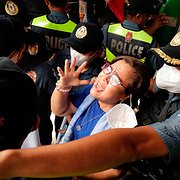 ”Fantastiskt”, ropar ex-senator Leila de Lima när hon lämnar rättssalen efter att ha blivit friad på en åtalspunkt.