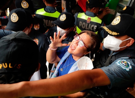 ”Fantastiskt”, ropar ex-senator Leila de Lima när hon lämnar rättssalen efter att ha blivit friad på en åtalspunkt.
