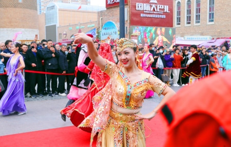 Myndigheterna vill visa en positiv sida av Xinjiang. Här uppträder artister för turister i Ürümqi den 29 oktober 2023.