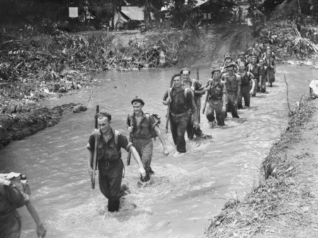 Soldater från Australien rycker fram längs floden Mosigetta i mars 1945.