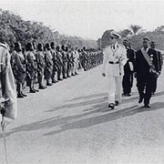 Den belgiske kungen Baudouin inspekterar kongolesiska soldater när han den 29 juni 1960 anländer till Léopoldville inför Kongos självständighet dagen efter.