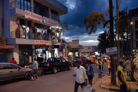 Huvudstaden Kigali har uppvisat en ekonomisk utveckling. Men Rwanda styrs auktoritärt.