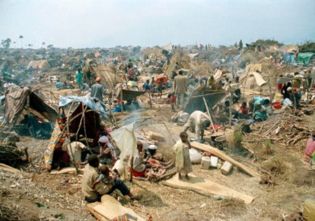 Över två miljoner hutuer flydde till läger runt Goma i östra Zaire. Lägren kontrollerades av de ansvariga för folkmordet.