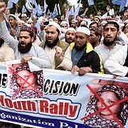 Efter att Pakistans Högsta domstol den 31 oktober 2018 hade frikänt Asia Bibi hölls stora demonstrationer med krav på att hon skulle hängas för blasfemi.