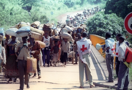 Medarbetare från Röda korset övervakar flyende rwandier under inbördeskriget.