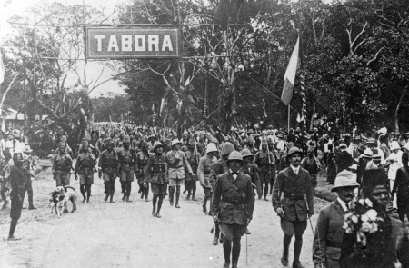 Soldater från Belgien och Kongo har besegrat tyskarna i staden Tabora i Tyska Östafrika i september 1916.