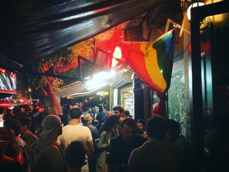 Regnbågsflagga i Mar Mikhaël i Beirut 2017. Libanons huvudstad har varit en fristad för alternativ kultur och lockat många besökare.