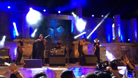 Mashrou' Leila spelar i Amman i Jordanien 2015. Nu har medlemmarna gått i exil.