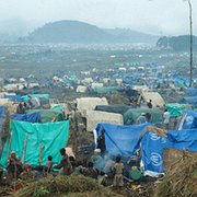 Efter folkmordet i Rwanda flydde de ansvariga till östra Zaire (Kongo) tillsammans med flera miljoner civila hutuer. Lägren runt Goma kontrollerades av hutumilisen.
