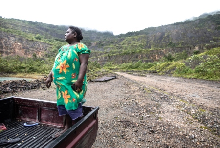 Michelle Peni Kaumonu är en av landägarna i Panguna. Hon vill att gruvan öppnar igen.