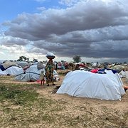 Flyktingar från Sudan i läger i Adre i östra Tchad. Under sommaren har antalet flyktingar i Tchad ökat snabbt när striderna har fortsatt i västra Sudan.