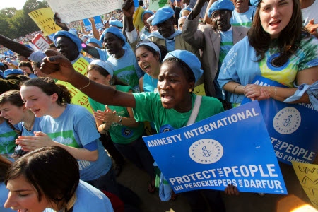 De fasansfulla rapporterna från Darfur ledde till protester över hela världen. Här ropar 17-åriga Rotimi Abimbola från Potomac slagord under ett stort protestmöte, arrangerat av Save Darfur Coalition, i Central Park i New York den 17 september 2006.