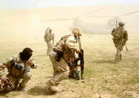Soldater från afghanska armén och australiska kommandosoldater i provinsen Uruzgan den 26 mars 2012.