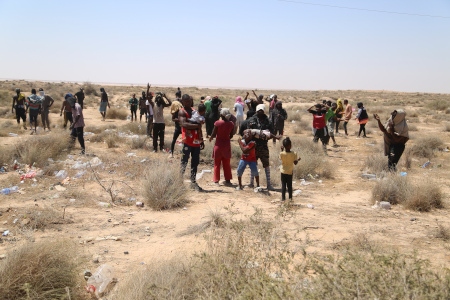 Migranter vid gränsen till Libyen den 4 augusti 2023 sedan de körts dit av de tunisiska myndigheterna.