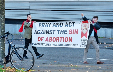Abortmotståndarna i Nederländerna samlar alltfler demonstranter. Ibland också utanför klinikerna.